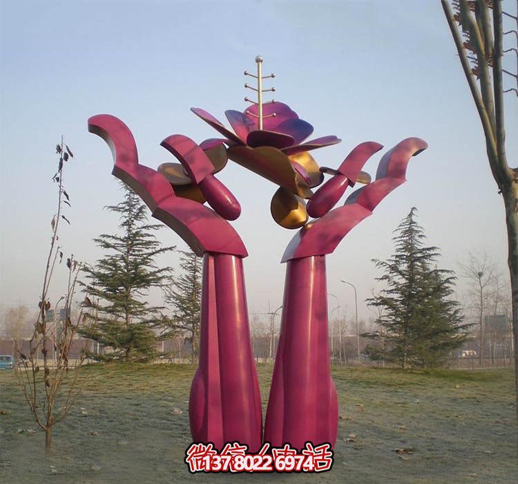 不銹鋼雕塑——用手捧花朵,點綴公園抽象美 不銹鋼雕塑——用手捧花朵,點綴公園抽象美