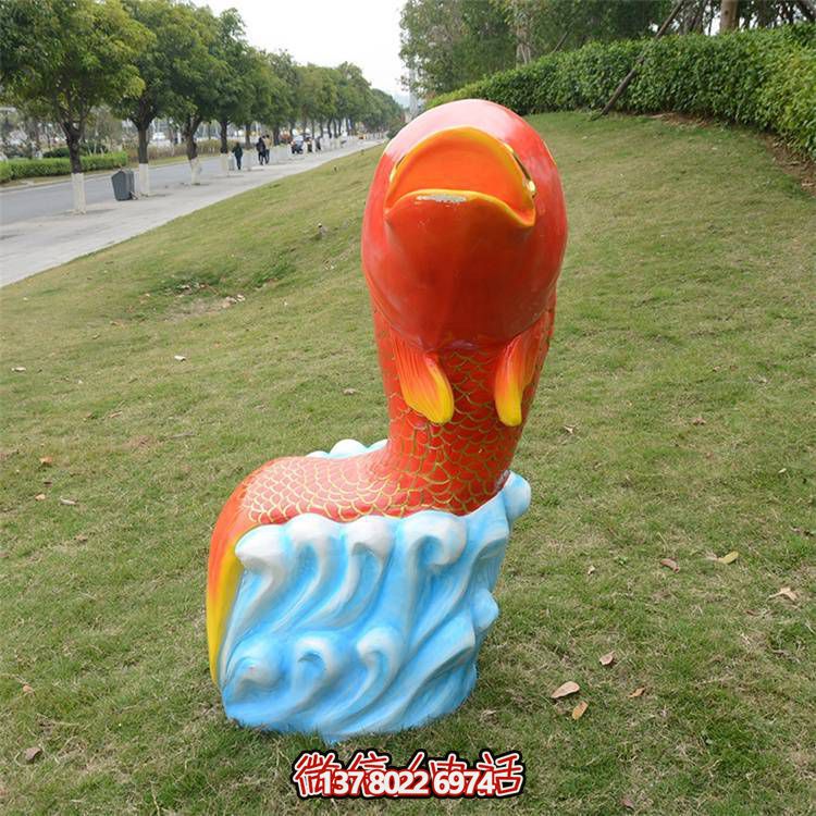 卡通玻璃鋼鯉魚雕塑，點綴游樂園園林
