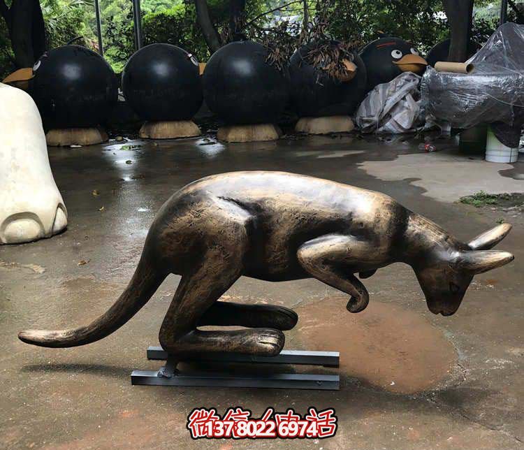 不銹鋼袋鼠雕塑，擺放于大型廣場