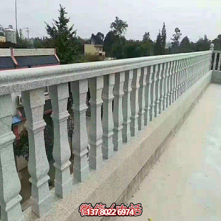 傳統的大理石護欄雕塑，為城市街頭和河道添彩