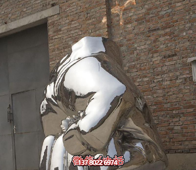 不銹鋼拳頭雕塑，為城市廣場增添力量與鏡面光彩