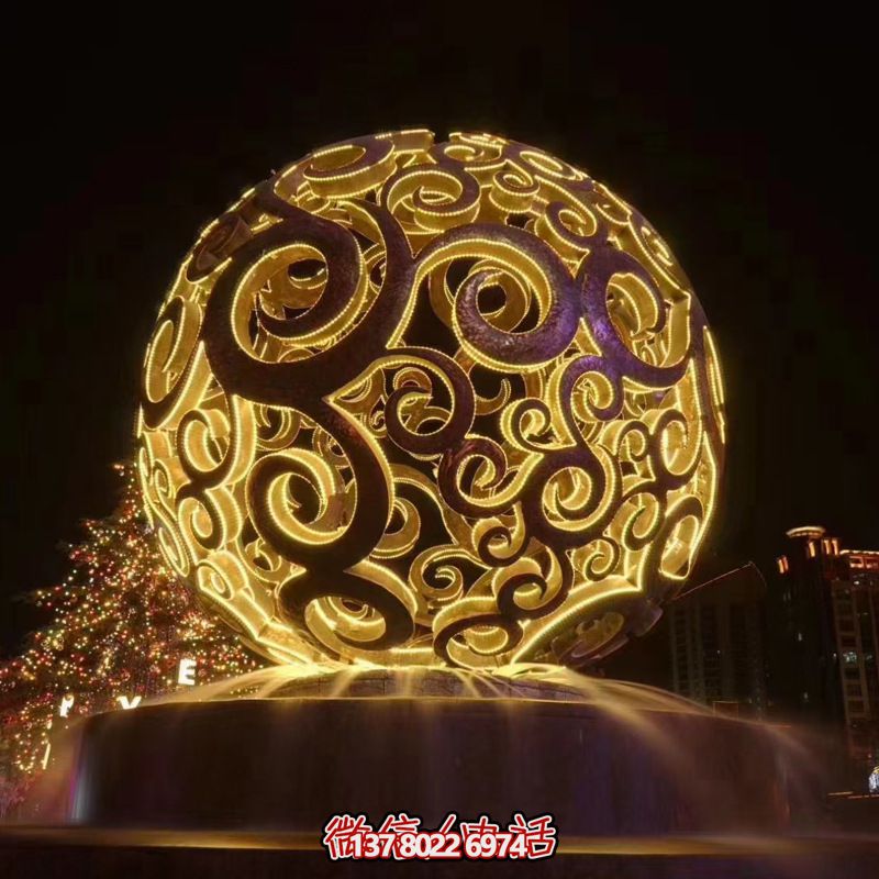 不銹鋼鏤空球雕塑，照亮夜晚的美麗噴泉