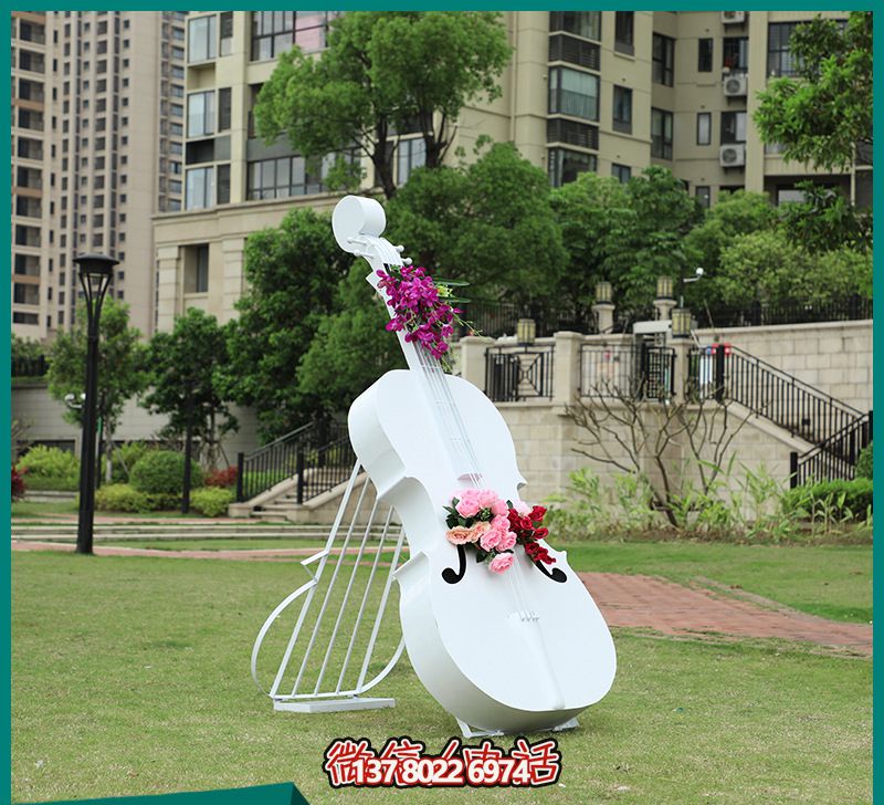 玻璃鋼雕塑，打造創(chuàng)意白色大提琴，點綴公園景區(qū)