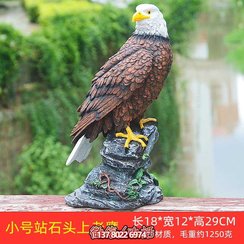 石頭藝術老鷹雕塑，點綴花園站