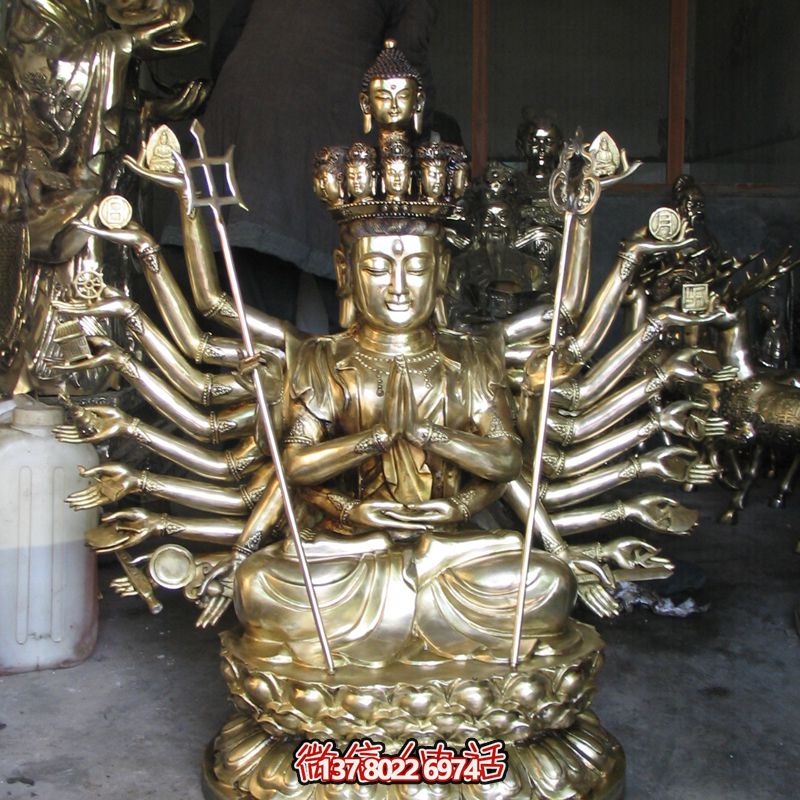 鎏金菩薩雕塑，供奉觀音祈福