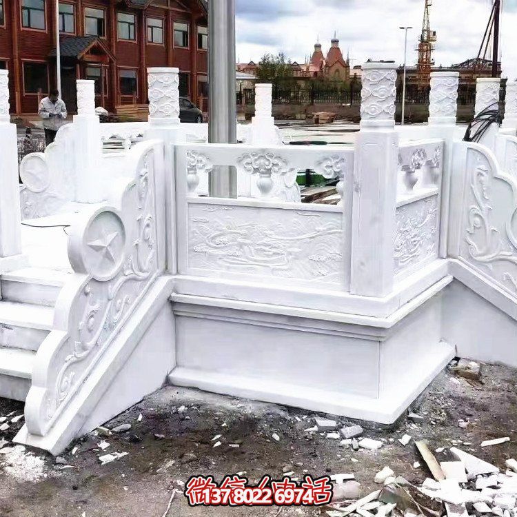 漢白玉升旗臺，做工精美，安全防護欄桿