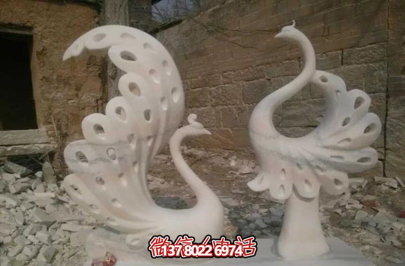 不銹鋼鏤空孔雀雕塑，點綴公園湖邊