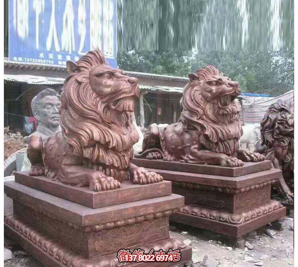 趴窩紅雕獅子仿真雕塑，守護晚霞鎮(zhèn)宅之美