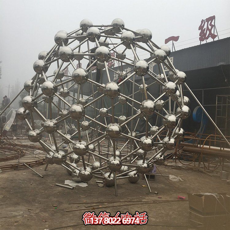不銹鋼鏤空雕塑，為戶外景觀增添獨特色彩