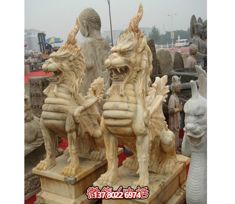 雕塑園里擺放的兩只黃蠟石石雕創意獨角獸雕塑 雕塑園里擺放的兩只黃蠟石石雕創意獨角獸雕塑